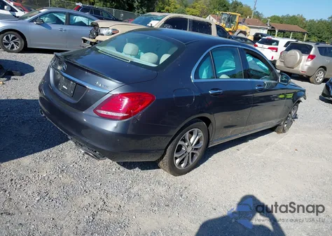 2016 Mercedes-Benz C 300 4Matic z USA, uszkodzony, nr VIN 55SWF4KB4GU105035